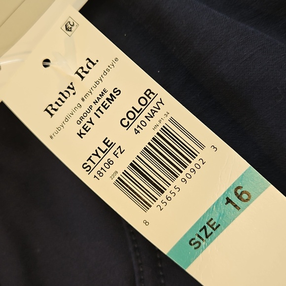 👖Ruby Rd.  Navy Shorts - Picture 2 of 10